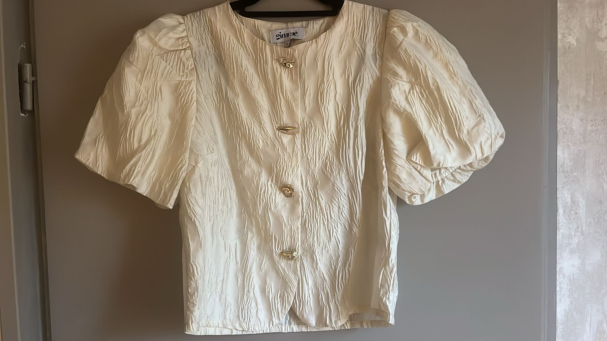 Statement top met pofmouwen beige