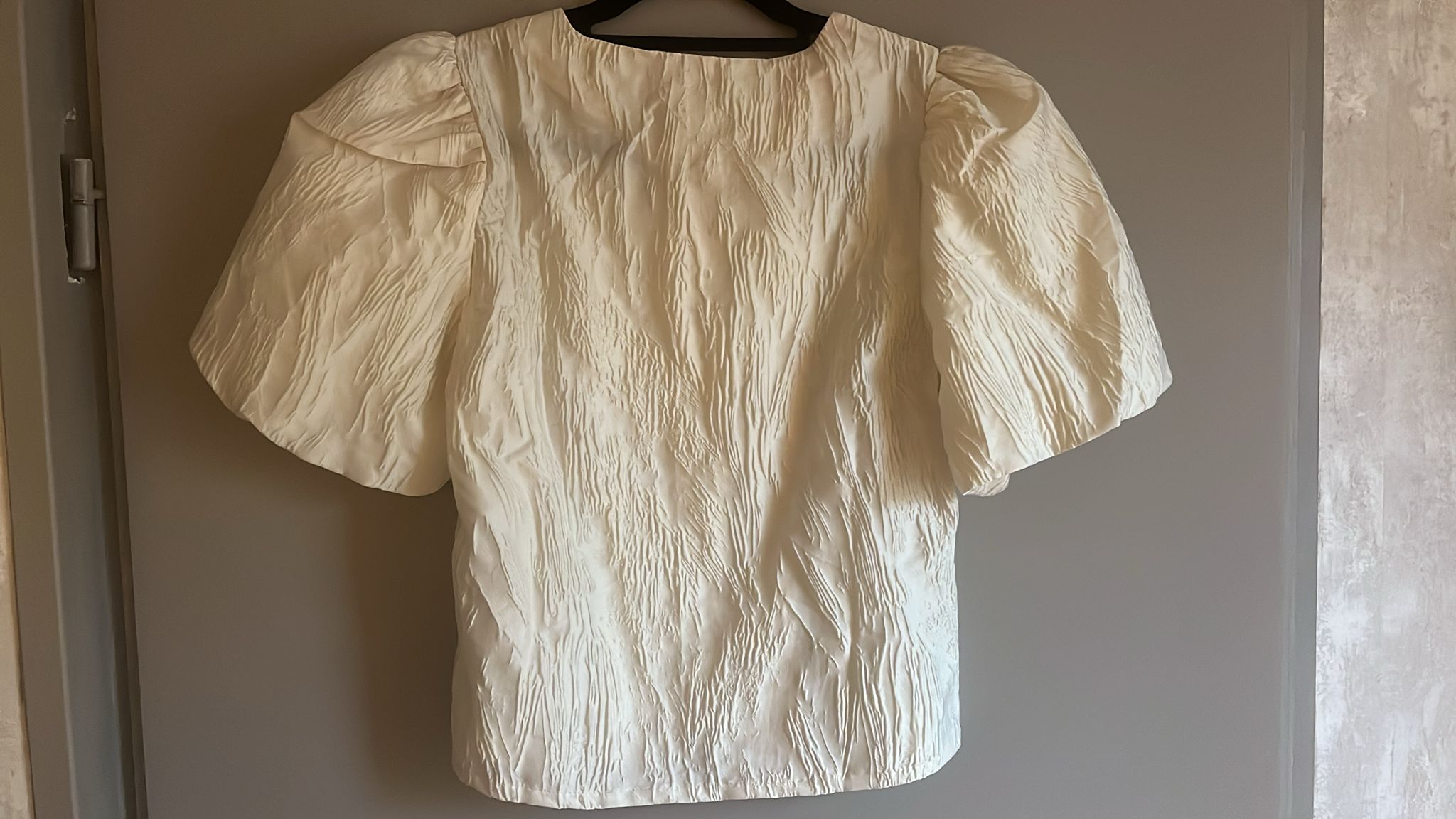 Statement top met pofmouwen beige